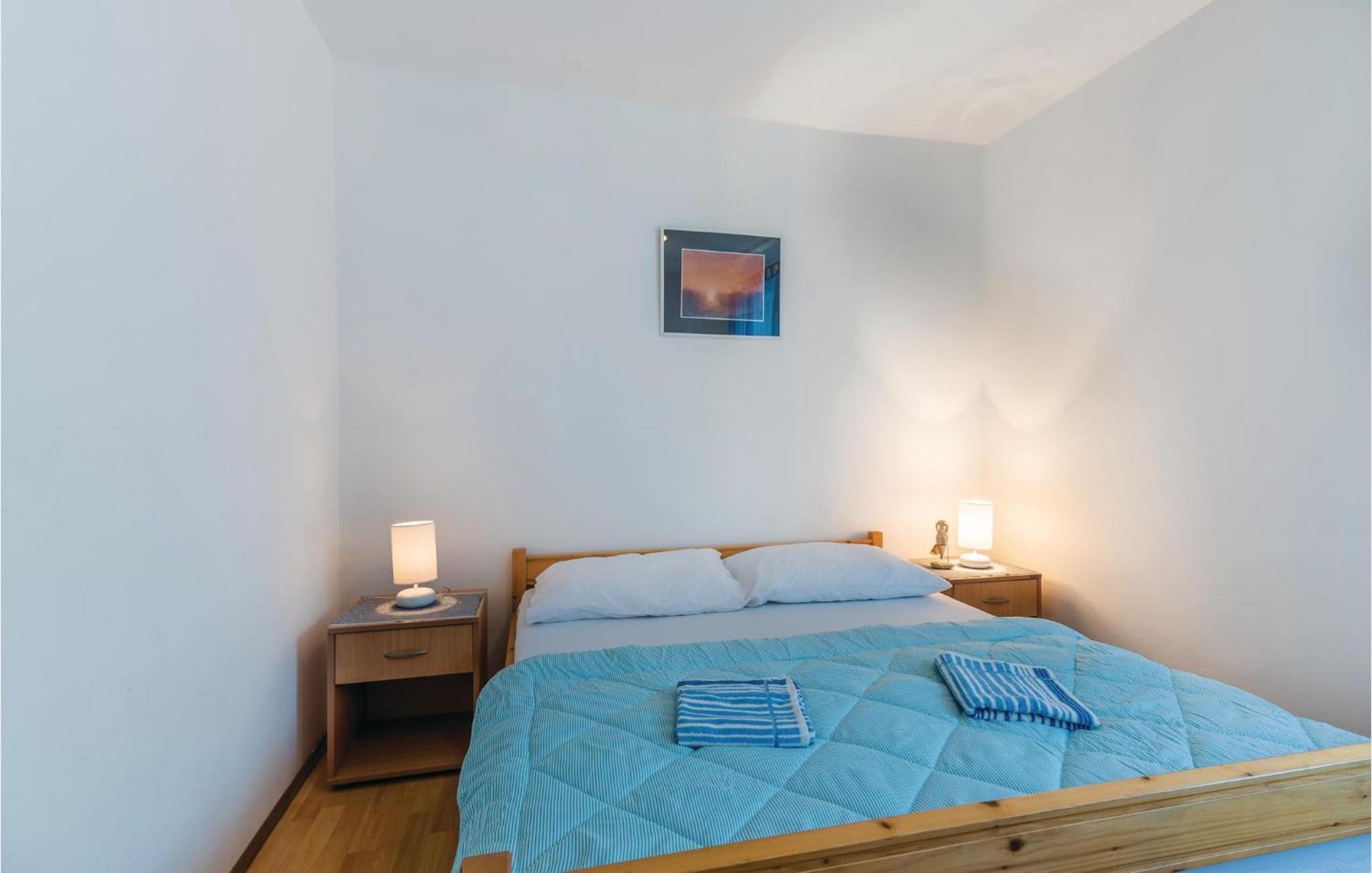 Awesome Apartment In Njivice With Kitchen ภายนอก รูปภาพ