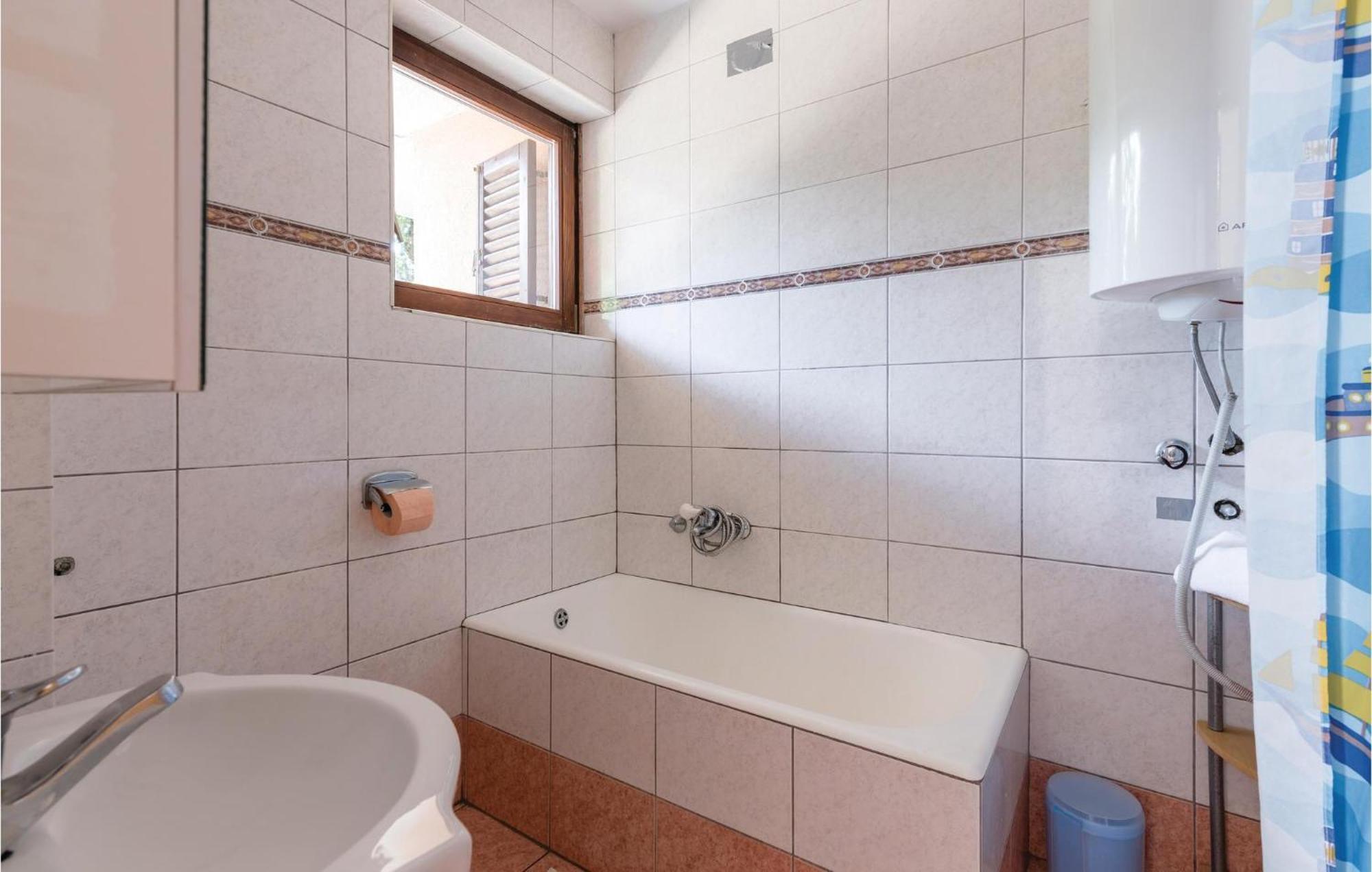 Awesome Apartment In Njivice With Kitchen ภายนอก รูปภาพ