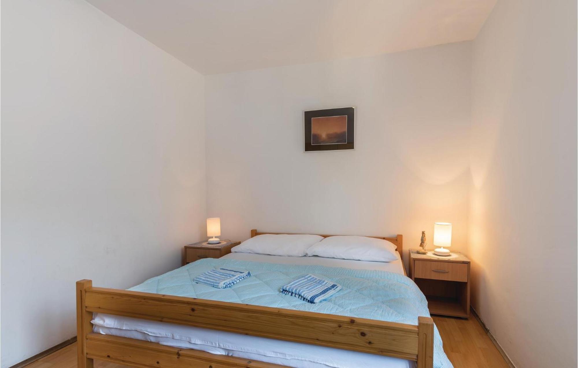 Awesome Apartment In Njivice With Kitchen ภายนอก รูปภาพ